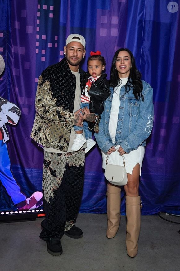 Neymar e Bruna Biancardi, na reta final da gravidez da influencer, levaram Mavie, primeira filha do casal, a show da Disney