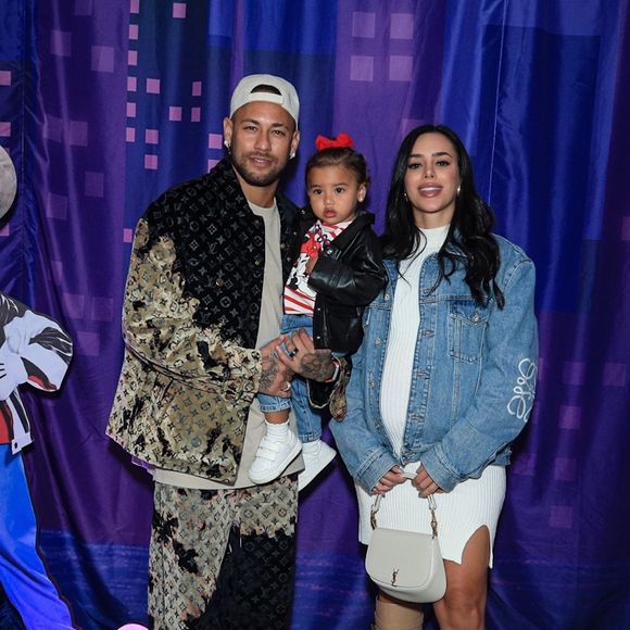 Neymar e Bruna Biancardi, na reta final da gravidez da influencer, levaram Mavie, primeira filha do casal, a show da Disney