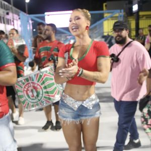 Na parte de baixo, Virgínia escolhe o short jeans de cintura baixa, com lavagem clara e barra desfiada, segue a mesma linha básica para ensaio de rainha de bateria da Grande Rio na Sapucaí, nesta quarta-feira (28)