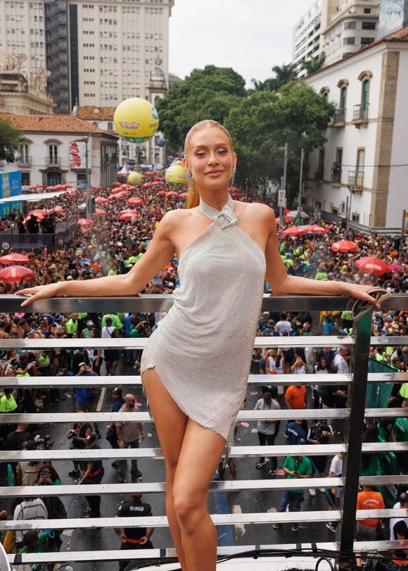 Atriz Marina Ruy Barbosa prestigia Anitta e vídeo cambaleando em trio elétrico repercute nas redes e atriz responde com bom humor às especulações