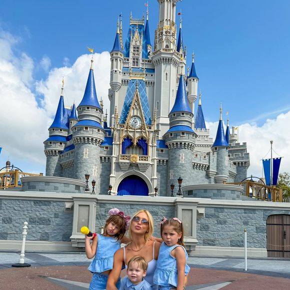 Virgínia com os filhos em parque da Disney