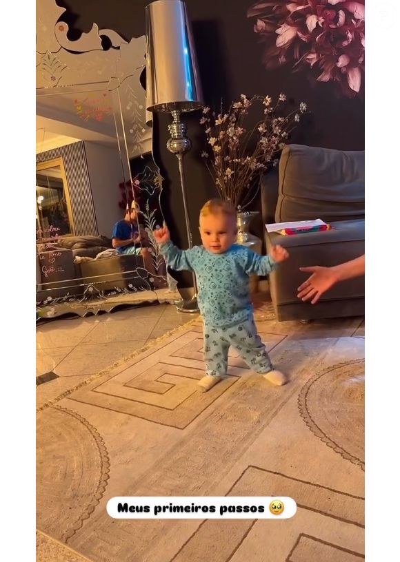 Viúvo de Isabel Veloso, Lucas Borba filmou o filho, Arthur, dando os primeiros passos - bebê tem 1 ano e 1 mês