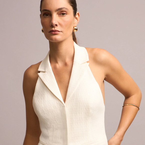 Sofisticação versátil: o colete frente única em tweed branco da Renner, por R$ 99,90, é a peça-chave para um look monocromático digno de Carminha