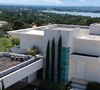 A quarta mansão do condomínio integra o conjunto de quatro propriedades construídas nos cinco lotes disponíveis. O condomínio localizado em uma área nobre do Lago Sul conta ainda com guarita especial e segurança 24 horas
