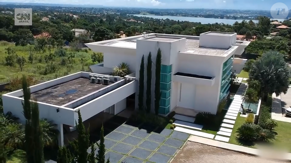 A quarta mansão do condomínio integra o conjunto de quatro propriedades construídas nos cinco lotes disponíveis. O condomínio localizado em uma área nobre do Lago Sul conta ainda com guarita especial e segurança 24 horas