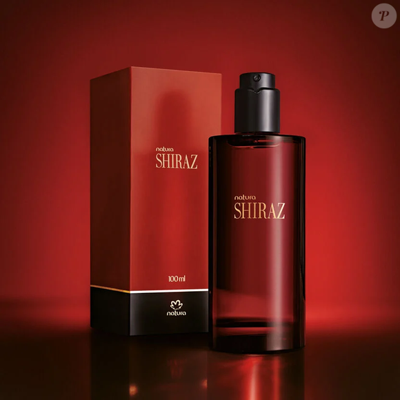 Com base de sândalo, patchouli e âmbar, o Shiraz aposta em fixação prolongada e sofisticação, segundo a descrição oficial da Natura