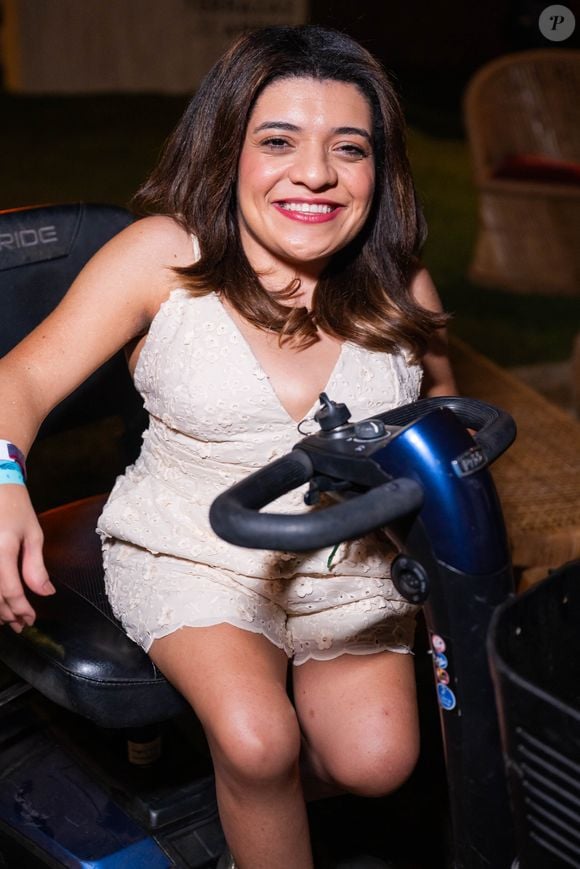 Pequena Lo apostou no branquinho básico