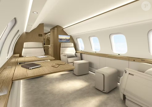 Interior do Bombardier Global 7500 revela sala de estar com sofás, TV e sistema de entretenimento a bordo