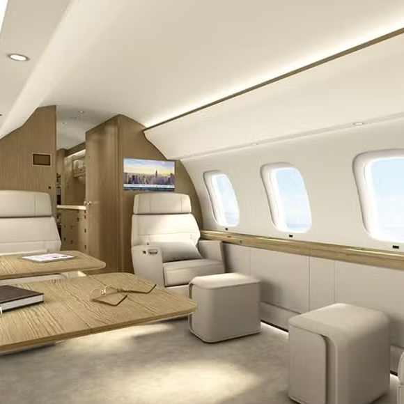 Interior do Bombardier Global 7500 revela sala de estar com sofás, TV e sistema de entretenimento a bordo