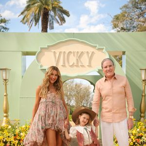 A decoração da festa de Vicky Justus apostou em flores, tons pastel e referências ao lifestyle sofisticado dos Hamptons