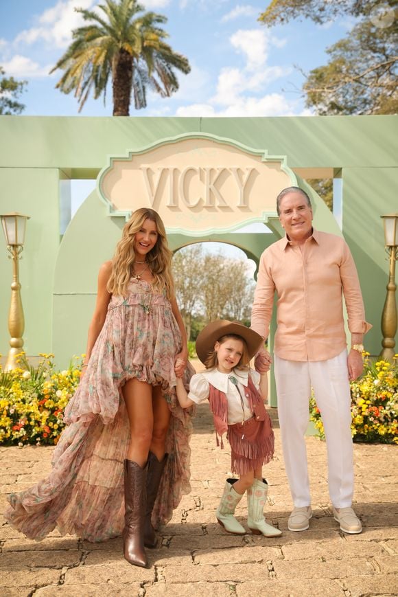A decoração da festa de Vicky Justus apostou em flores, tons pastel e referências ao lifestyle sofisticado dos Hamptons
