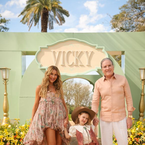 A decoração da festa de Vicky Justus apostou em flores, tons pastel e referências ao lifestyle sofisticado dos Hamptons