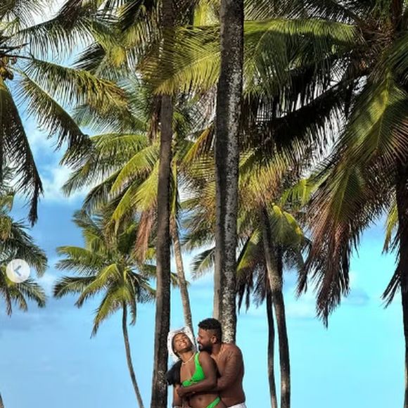 Supostos registros de Arlindinho na porta de uma casa de swing teriam abalado o relacionamento com Erika Januza, segundo informações divulgadas pela imprensa