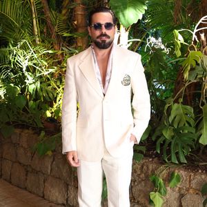 Bruno Fagundes: Elegante, o ator vestiu um terno clássico slim fit em tom off-white, combinando paletó de abotoamento simples com gravata clara, prendedor metálico, óculos de sol escuros e sapatos mocassim pretos