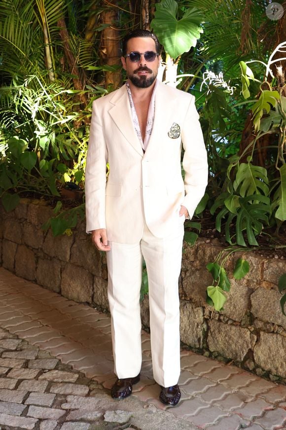 Bruno Fagundes: Elegante, o ator vestiu um terno clássico slim fit em tom off-white, combinando paletó de abotoamento simples com gravata clara, prendedor metálico, óculos de sol escuros e sapatos mocassim pretos