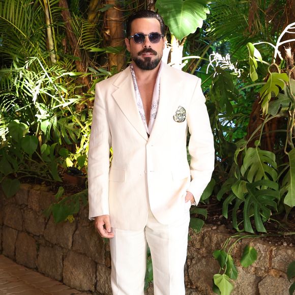 Bruno Fagundes: Elegante, o ator vestiu um terno clássico slim fit em tom off-white, combinando paletó de abotoamento simples com gravata clara, prendedor metálico, óculos de sol escuros e sapatos mocassim pretos