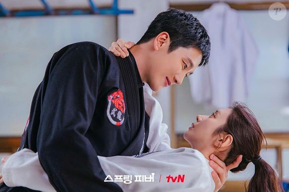 A história acompanha Yoon Bom, uma professora que decide deixar Seul após uma sequência de frustrações pessoais e profissionais, em busca de um novo começo na pacata cidade de Sinsu