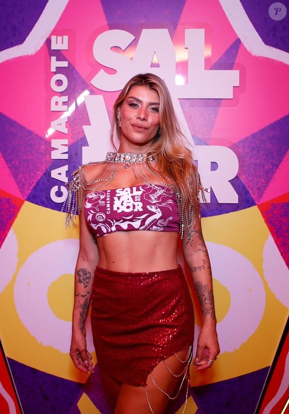 A ex-BBB Fran Grossi customizou seu abadá como cropped sem alças
