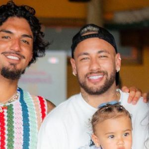 Mavie rouba a cena ao curtir pagode com Neymar e Bruna Biancardi em festa de aniversário de Gabriel Medina