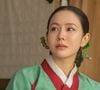 Son Ye-jin, por sua vez, vive uma mulher de origem nobre que não aceita o papel reservado às mulheres de sua posição