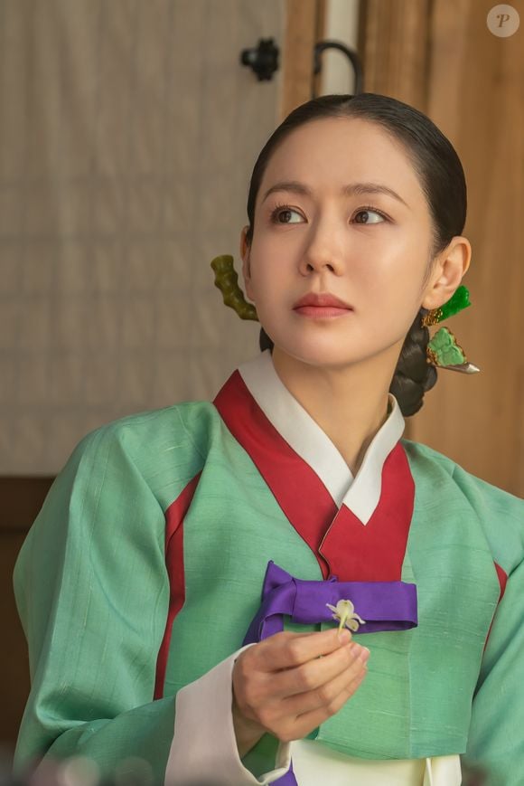 Son Ye-jin, por sua vez, vive uma mulher de origem nobre que não aceita o papel reservado às mulheres de sua posição