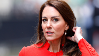 Os novos tênis da New Balance na cor 'orange dopamine' são os tênis com a dose de energia de que preciso no início desta semana nublada