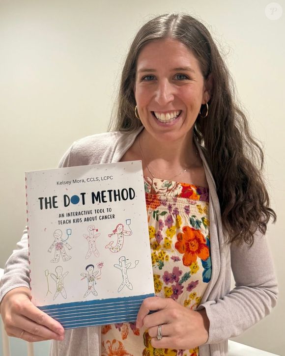 A psicóloga americana Kelsey Mora é terapeuta infantil e consultora educacional. Em seu trabalho, ela oferece apoio personalizado, orientação e recursos para pais