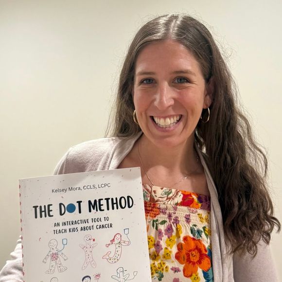 A psicóloga americana Kelsey Mora é terapeuta infantil e consultora educacional. Em seu trabalho, ela oferece apoio personalizado, orientação e recursos para pais