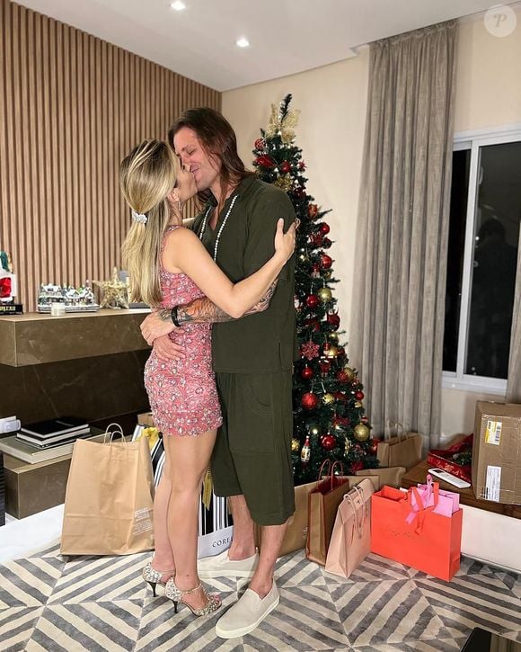 Wanessa Camargo trocou beijos com o namorado, Dado Dolabella, em foto do Natal 2024