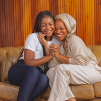 Nem Nike, nem Adidas: os tênis minimalistas, confortáveis e elegantes para mulheres com mais de 50 anos: são da Skechers e minha mãe já quer usá-los o tempo todo com jeans