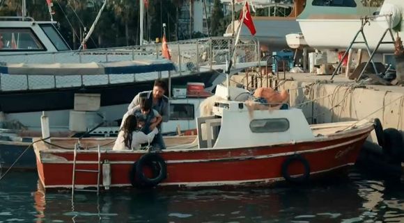 Único filho menino de Karsu, Kuzey foi criado por Ozan, um pescador, após se perder da avó materna, Filiz, na novela 'Coração de Mãe'