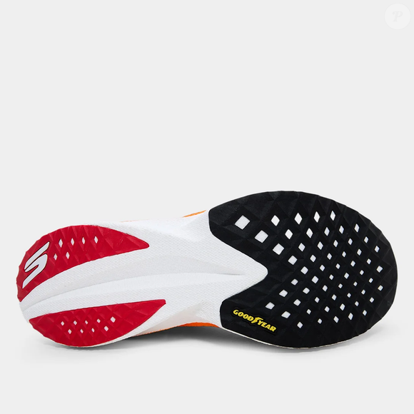 O novo lançamento da Skechers promete agradar desde corredoras iniciantes até quem busca mais conforto para a rotina. O modelo combina espuma tecnológica, placa de carbono e design leve para caminhadas mais eficientes