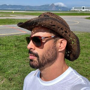 Cauã Reymond recebeu comentários polêmicos de internautas, como  "Aí sim tomou banho [risos] não tá mais com a suvaqueira braba" e "Tem que lavar o suvaco também, não é só o pé não"