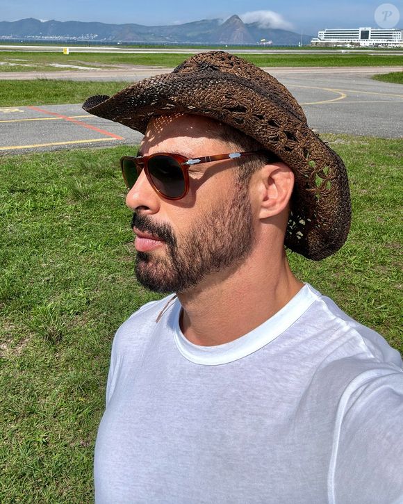 Cauã Reymond recebeu comentários polêmicos de internautas, como  "Aí sim tomou banho [risos] não tá mais com a suvaqueira braba" e "Tem que lavar o suvaco também, não é só o pé não"