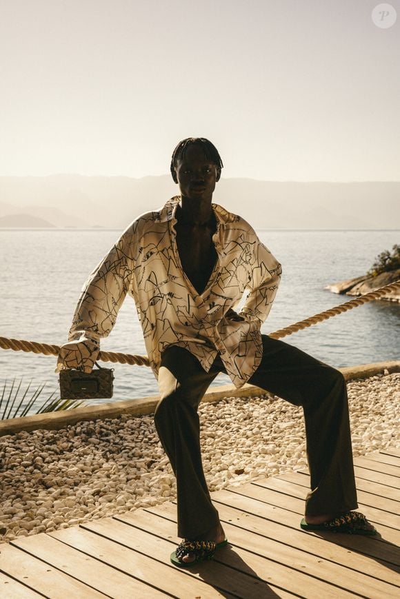 Aos 25 anos, Mouhamed Diop já protagoniza campanhas e participa de desfiles depois de ser descoberto enquanto trabalhava como ambulante nas praias do Rio de Janeiro