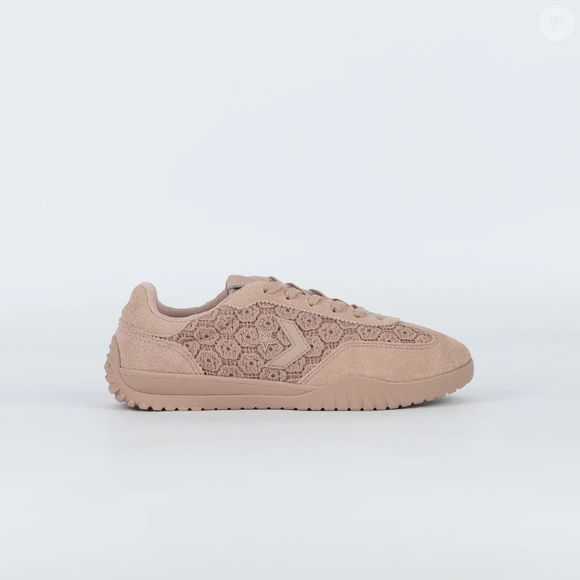 Novo Converse na cor 'baba de camelo' aposta em renda, charme retrô e entra na briga para desbancar o reinado do Adidas Samba