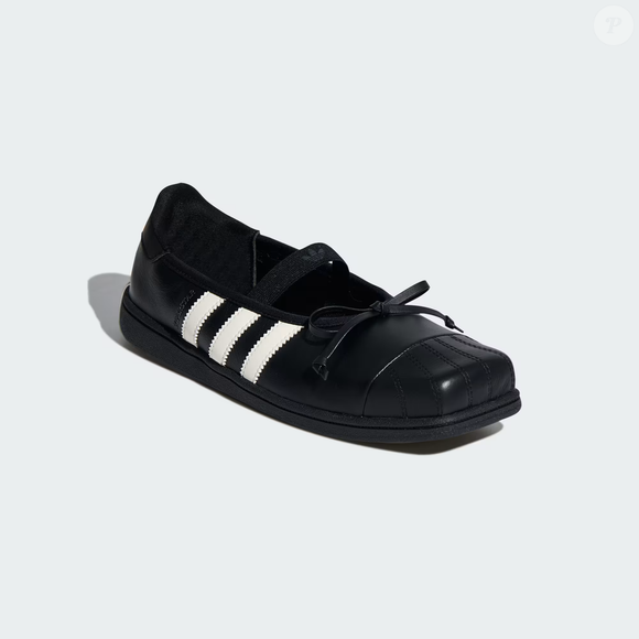 Até o fechamento da matéria, o Tênis Balé adidas Originals by Jennie Superstar SQ era vendido por R$ 799,99, com possibilidade de pagamento em até 8 vezes de R$ 100,00 sem juros