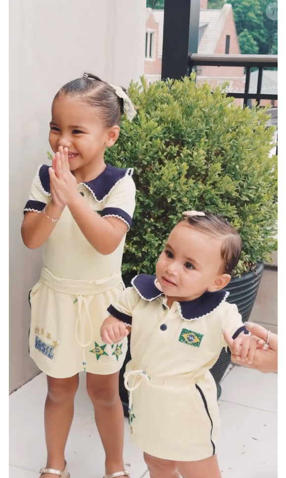 Além do bolo, Mavie e Mel também usaram um look do Brasil em homenagem a Neymar