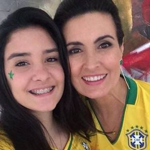 Ao lado da filha, Fátima Bernardes aparece preparada para a Copa do Mundo. Segundo especialista, mulheres que não pretendem investir em novas paletas de maquiagem podem entrar no clima da torcida usando detalhes estratégicos com produtos que já têm no nécessaire