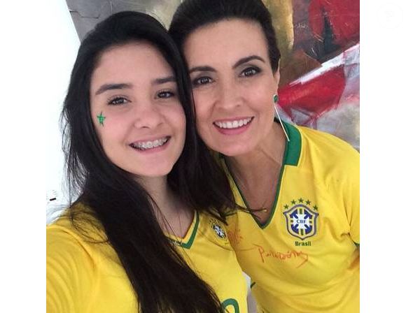 Ao lado da filha, Fátima Bernardes aparece preparada para a Copa do Mundo. Segundo especialista, mulheres que não pretendem investir em novas paletas de maquiagem podem entrar no clima da torcida usando detalhes estratégicos com produtos que já têm no nécessaire