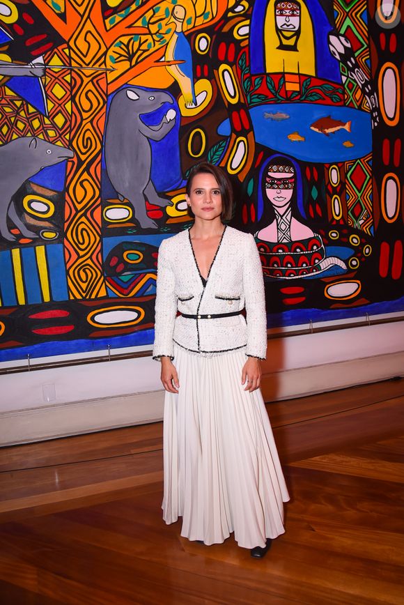 Com saia longa e agasalho de lantejoulas, Bianca Comparato montou look elegante e sofisticado