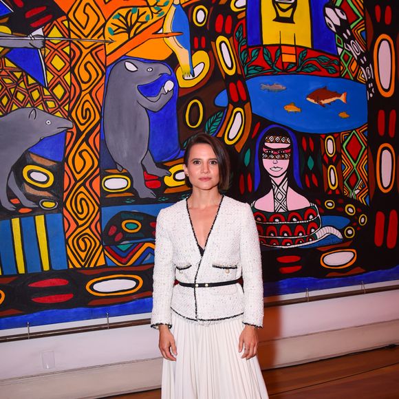 Com saia longa e agasalho de lantejoulas, Bianca Comparato montou look elegante e sofisticado