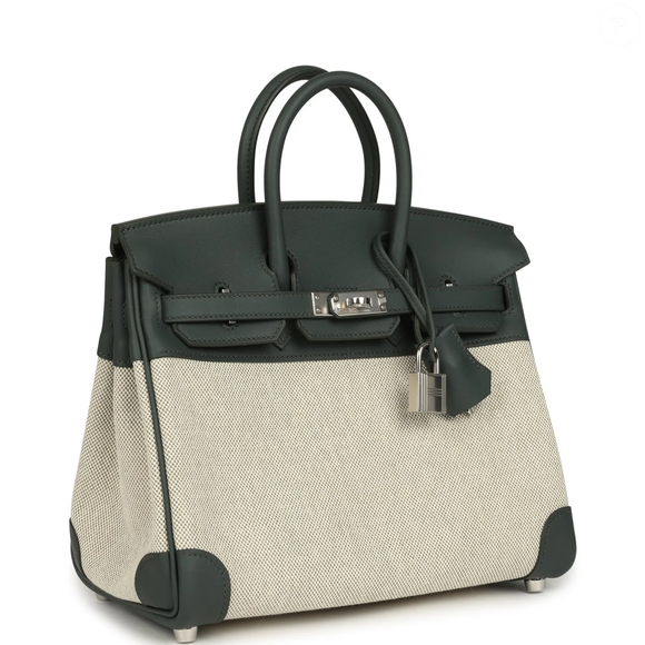Com design sofisticado e acabamento impecável, a bolsa Hermès Birkin 25 usada por Mariann Barrena McClay possui lona Toile H em tom cru, couro Swift verde mangue e ferragens em paládio, combinação que transformou o acessório em um dos grandes destaques da convocação da Seleção Brasileira