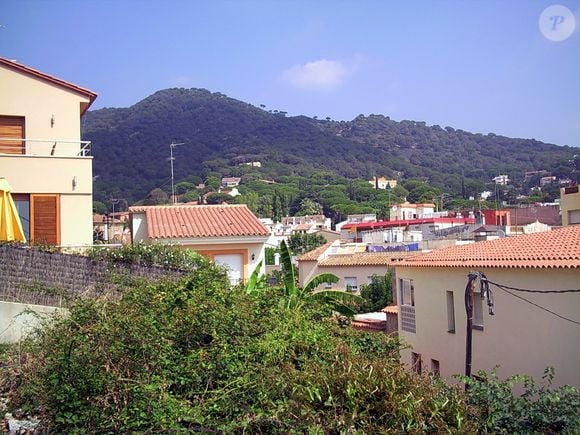 O centro histórico da cidade preserva boa parte de sua essência, com ruas estreitas, praças tranquilas e construções tradicionais que remetem ao passado agrícola local