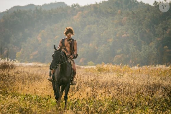Quem estrela o dorama é Song Joong-ki, de 'Vincenzo', um jovem meio-humano e meio-neanthal que tem o destino de mudar o mundo