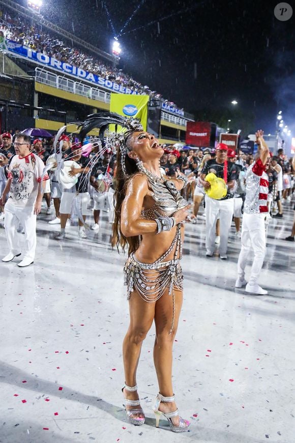 Juliana Paes está com 46 anos de idade