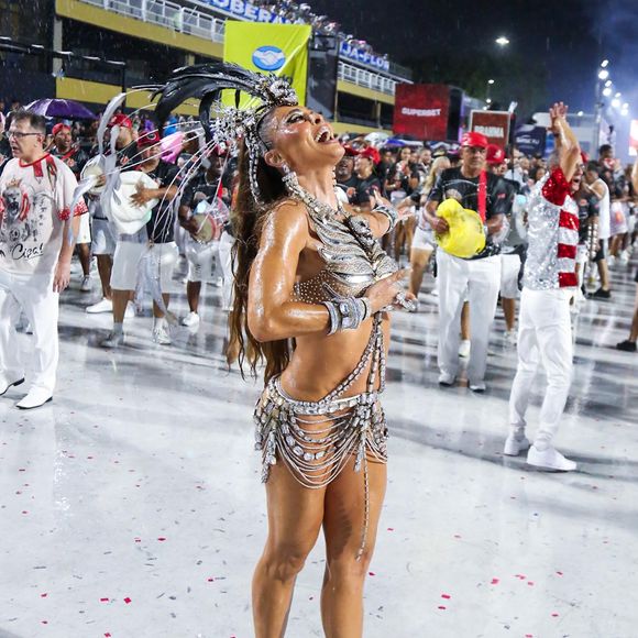 Juliana Paes está com 46 anos de idade