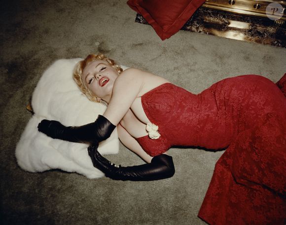 Décadas mais tarde, a própria Chanel reconheceu a importância de Marilyn para o legado da fragrância. Em 2013, a grife francesa recuperou gravações raras da atriz reafirmando seu amor pelo perfume, transformando-as em uma campanha oficial — mais de 50 anos após sua morte.