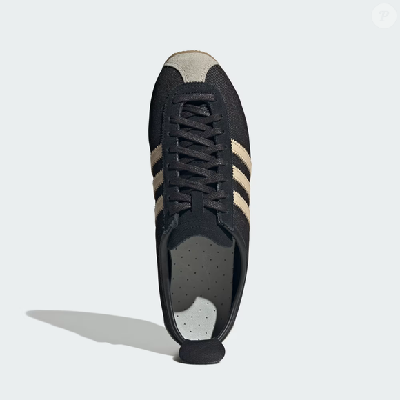 O Adidas Japan prova que detalhes fazem diferença: o acabamento em jeans atualiza a silhueta minimalista e permite combinar o tênis com vestidos, bermudas e peças de alfaiataria