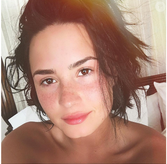 Demi Lovato postou em seu Instagram foto em que aparece com o rosto completamente sem maquiagem, mostrando as sardas na maçã do rosto e no nariz